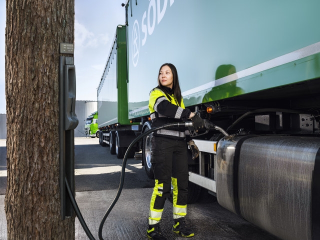 Kvinna tankar en lastbil med biodrivmedel från skogen Södra Cell Bioproducts