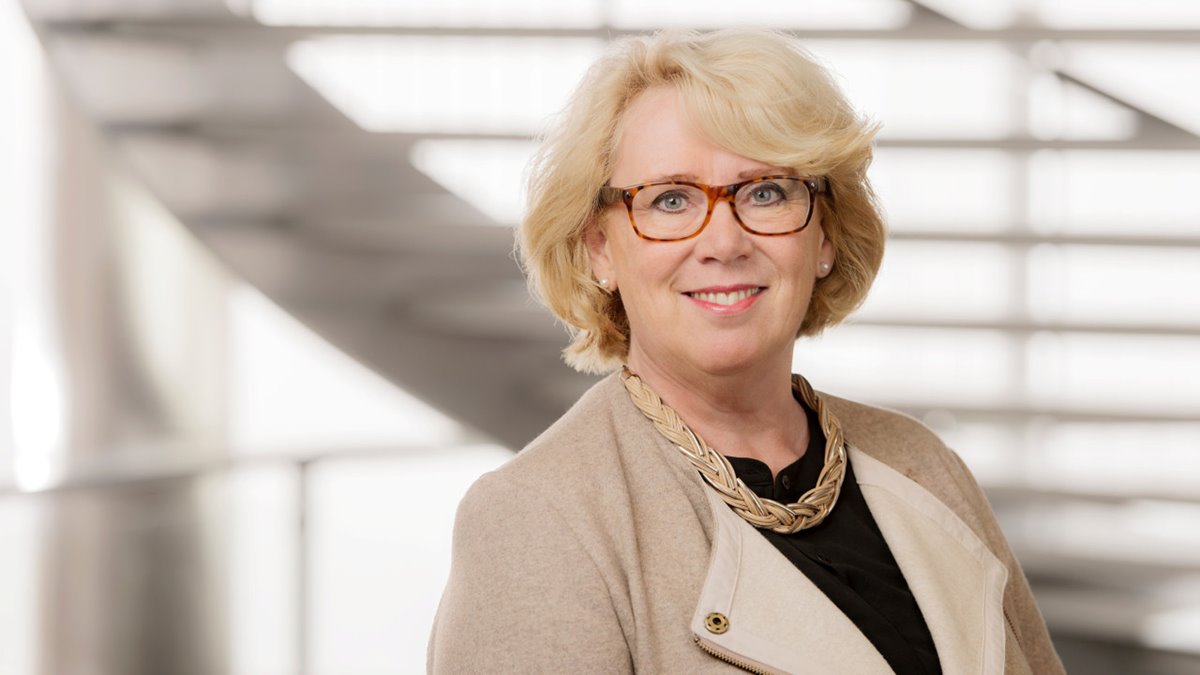 Lena Ek, ordförnade i Södra. Beige kavaj, svart blus, stort guldfärgat halsband. Ljust halvlångt hår. Bruna glasögon