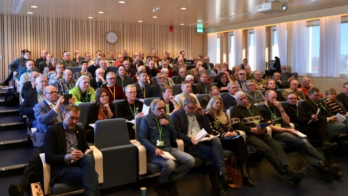 Gösta Edströmsalen på Södras huvudkontor i Växjö är full med åhörare.