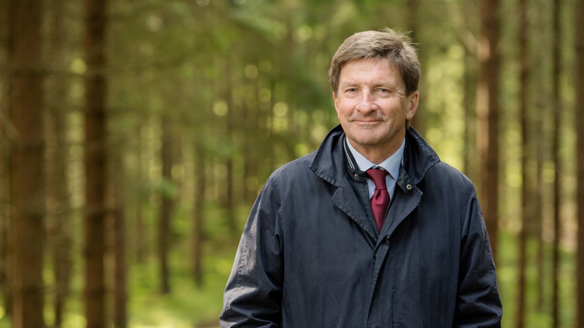Södras vd och koncernchef Lars Idermark står i granskog. Mörkblå rock, vinröd slips och ljusblå skjorta. Ler.