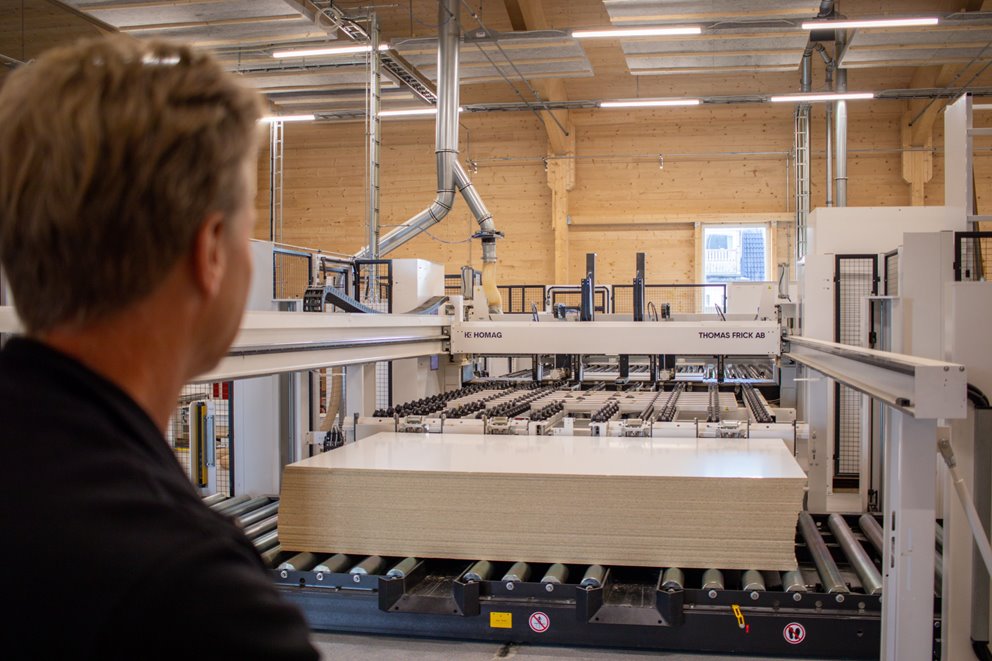 I fabriken finns ett system där flisrester från produktionen tas om hand och blir till värme i bygg-naden. Dessutom går hela produktionen på förnybar energi från Södra El, som produceras av restprodukter från skogsråvaran vid våra massabruk.