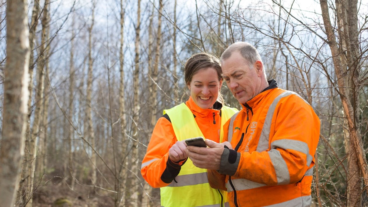 Röjning av skog av Södra-medlemmen Karl-Eric Johansson och dottern Ellen Johansson. 