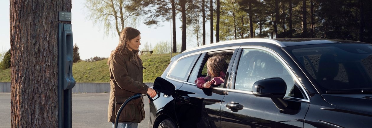 Kvinna tankar en bil med biodrivmedel från skogen Södra Cell Bioproducts