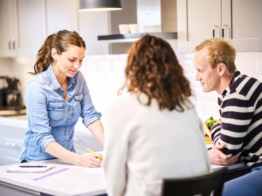 Möte i köket om framtida byggplaner
