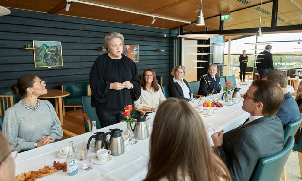 Kronprinsessparet besökte Skogsudden 15 oktober 2021. Kronprinsessan Victoria och Prins Daniel besökte Södras kontor för ett rundabordssamtal med Lotta Lyrå, Maria Passert och Tobias Runesson om återhämtningen efter pandemin.