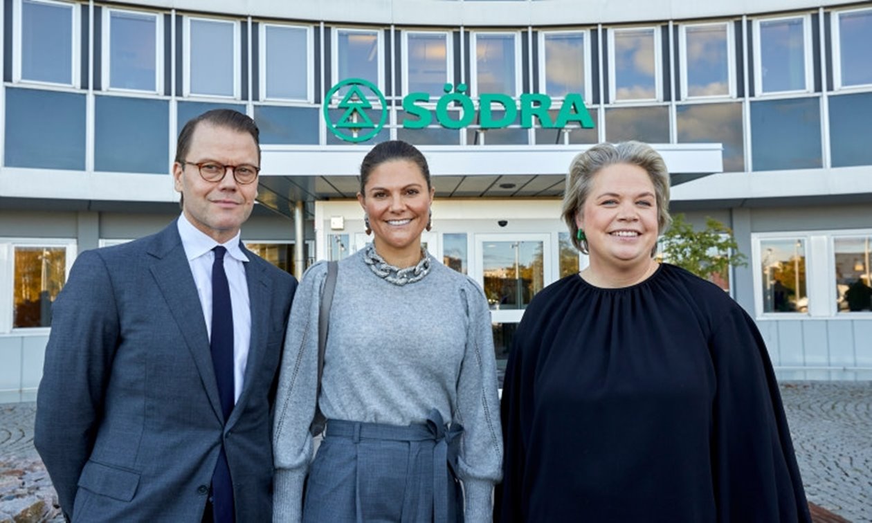 Kronprinsessparet besökte Skogsudden 15 oktober 2021. Kronprinsessan Victoria och Prins Daniel besökte Södras kontor för ett rundabordssamtal med Lotta Lyrå, Maria Passert och Tobias Runesson om återhämtningen efter pandemin.