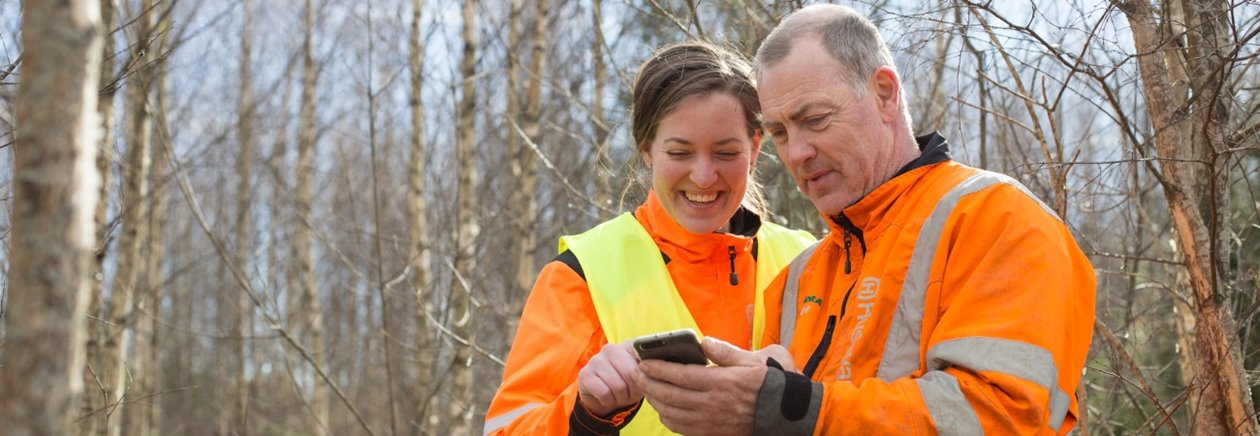 Röjning av skog av Södra-medlemmen Karl-Eric Johansson och dottern Ellen Johansson. 