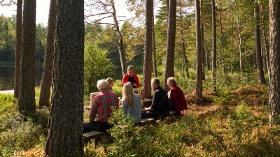 Skogsinspektor medlem 2020. Katarina Carlsson, Ava Houlihan-Burne (statist), från vänster sittande Ingemar Levinsson, skogsinspektor Åsa Andersson, Joakim Carlsson, Runa Levinsson. 