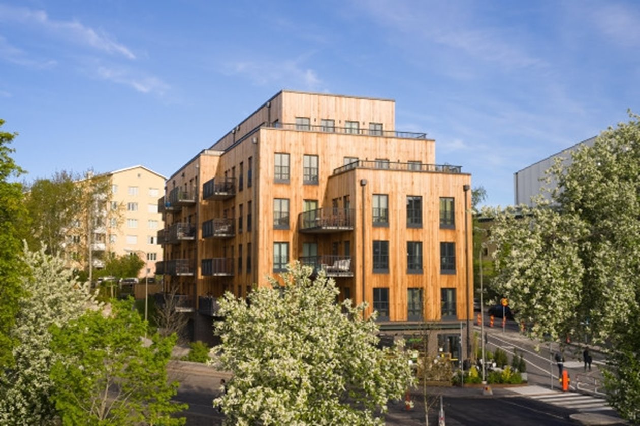Florahuset är beklätt med fasad av Projects. Ceder brandimpregnerad