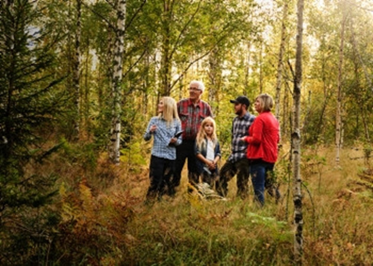 Röjningskampanj Röjning Skogsinspektor Åsa Andersson träffar medlemsfamilj Ingemar Levinsson, (statist)Ava Houlihan-Burne, Albin Carlsson och Katarina Carlsson