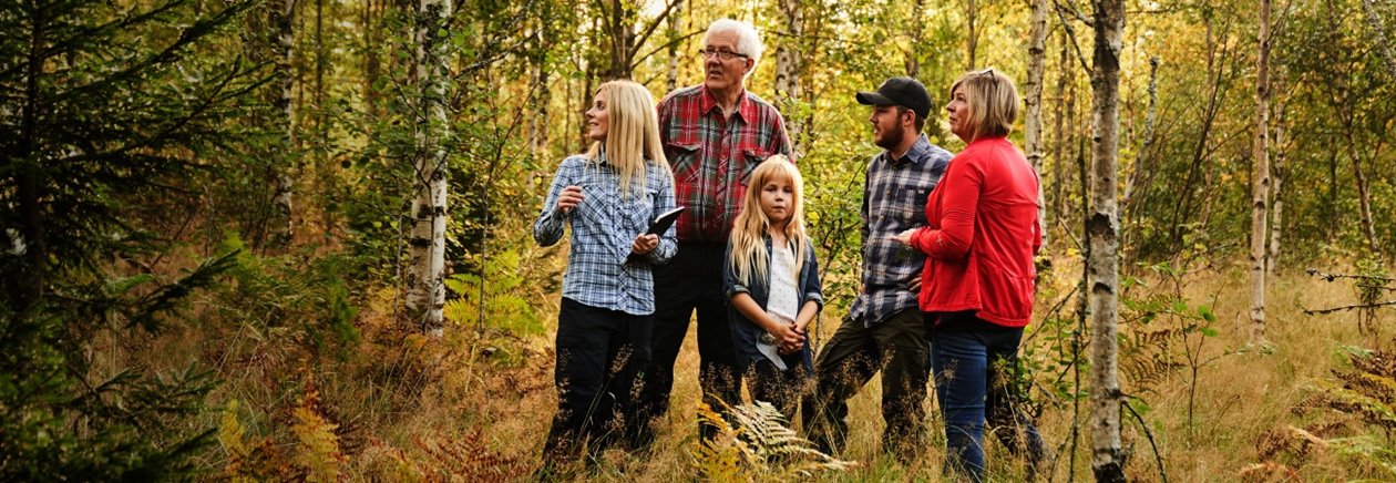 Röjningskampanj Röjning Skogsinspektor Åsa Andersson träffar medlemsfamilj Ingemar Levinsson, (statist)Ava Houlihan-Burne, Albin Carlsson och Katarina Carlsson