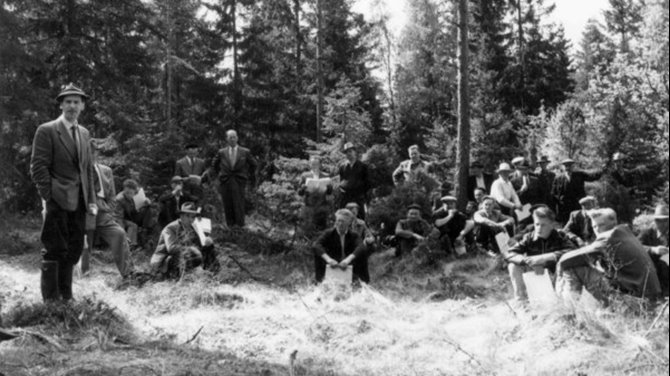 Skogsdag i maj 1958 i Linneryds skogsbruksområde, Södras första skogsbruksområde. Till vänster skogsinspektor Carl Fornling.