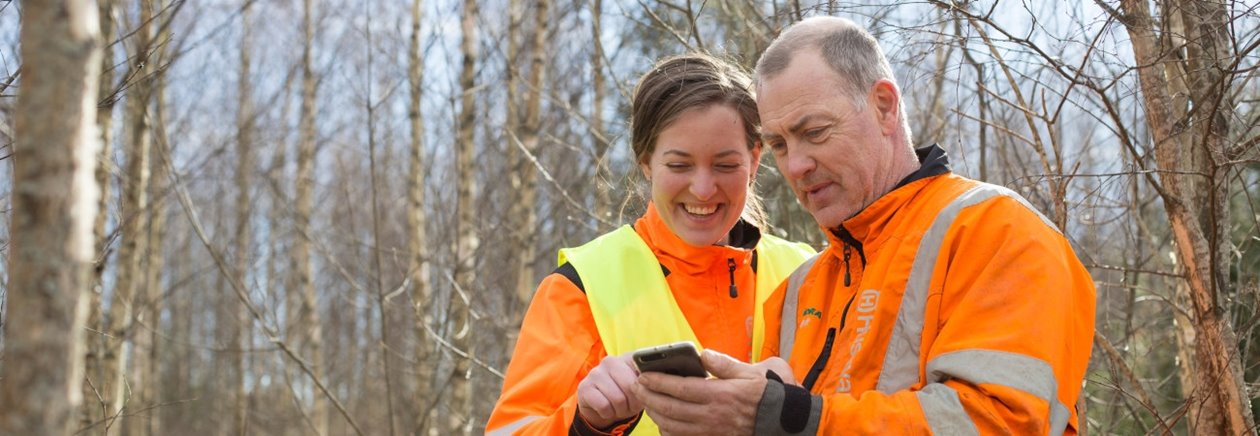 Röjning av skog av Södra-medlemmen Karl-Eric Johansson och dottern Ellen Johansson. 