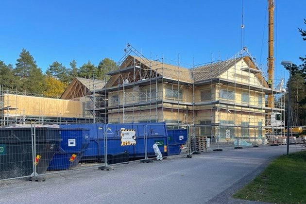 Hallerna skola i Stenungssund under byggnation med stomme i KL-trä