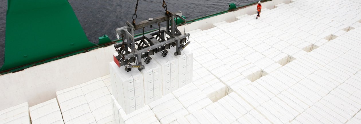lastning av pappersmassa på Södras båt Timbus
loading paper pulp bales on Södra's ship, Timbus