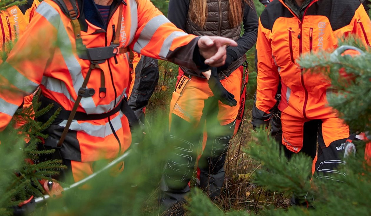 Bild från reportage med Anders Roman, ledamot i Södras styrelse. Södrakontakt nr 4 2019.
Bildtext: Familjedag i Skogen. Till vänster Edvin Jabeskog samt Jan Johansson.
A group of people visiting a forest being led by Anders Roman, a member of Södras board of directors. from Södra Kontakt nr. 4 2019.
Image text: Family day in the forest.
The two people on the left: Edvin Jabeskog and Jan Johansson.
