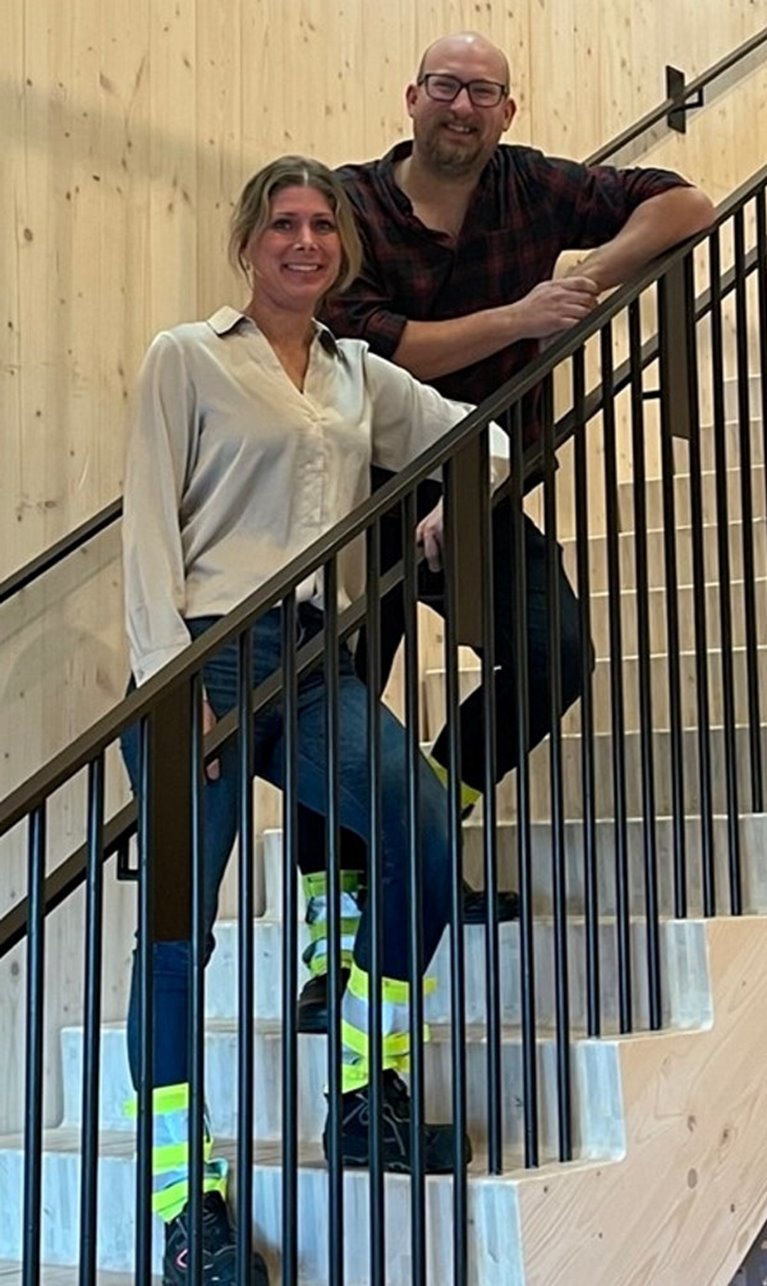 Jessica Andersson och Magnus Carlsson i den vackra KL-träbyggnaden
som invigs den 15 mars. Södra Building Systems. KL-träfabrik.