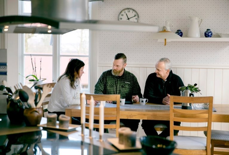 Skogsinspektor och medlem i köket på gården. Fr vänster: Matilda Wallemyr, skogsinspektor Peter Karlsson och Peter Wallemyr.