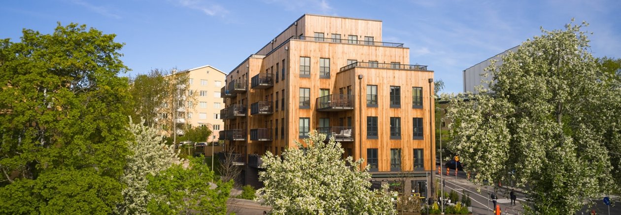Florahuset är beklätt med fasad av Projects. Ceder brandimpregnerad