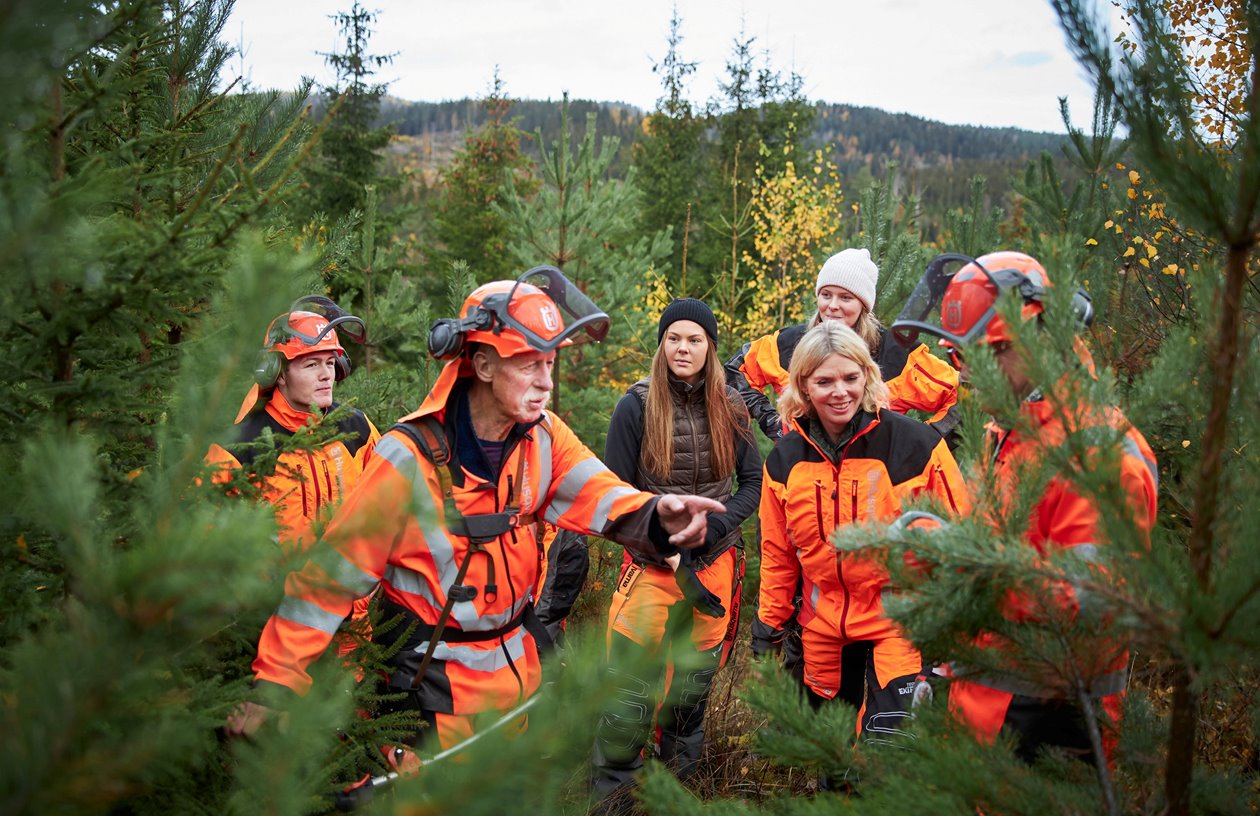 Bild från reportage med Anders Roman, ledamot i Södras styrelse. Södrakontakt nr 4 2019.
Bildtext: Familjedag i Skogen. Till vänster Edvin Jabeskog samt Jan Johansson.
A group of people visiting a forest being led by Anders Roman, a member of Södras board of directors. from Södra Kontakt nr. 4 2019.
Image text: Family day in the forest.
The two people on the left: Edvin Jabeskog and Jan Johansson.