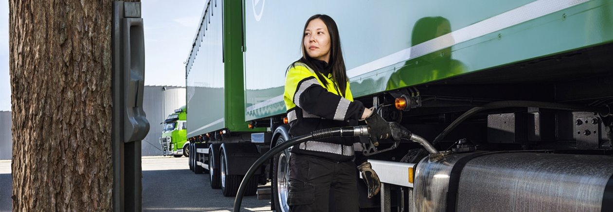 Kvinna tankar en lastbil med biodrivmedel från skogen Södra Cell Bioproducts