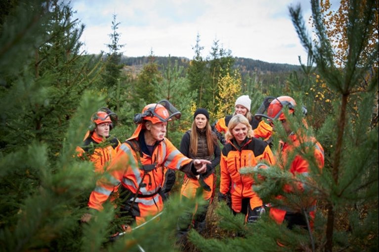Bild från reportage med Anders Roman, ledamot i Södras styrelse. Södrakontakt nr 4 2019.
Bildtext: Familjedag i Skogen. Till vänster Edvin Jabeskog samt Jan Johansson.
A group of people visiting a forest being led by Anders Roman, a member of Södras board of directors. from Södra Kontakt nr. 4 2019.
Image text: Family day in the forest.
The two people on the left: Edvin Jabeskog and Jan Johansson.