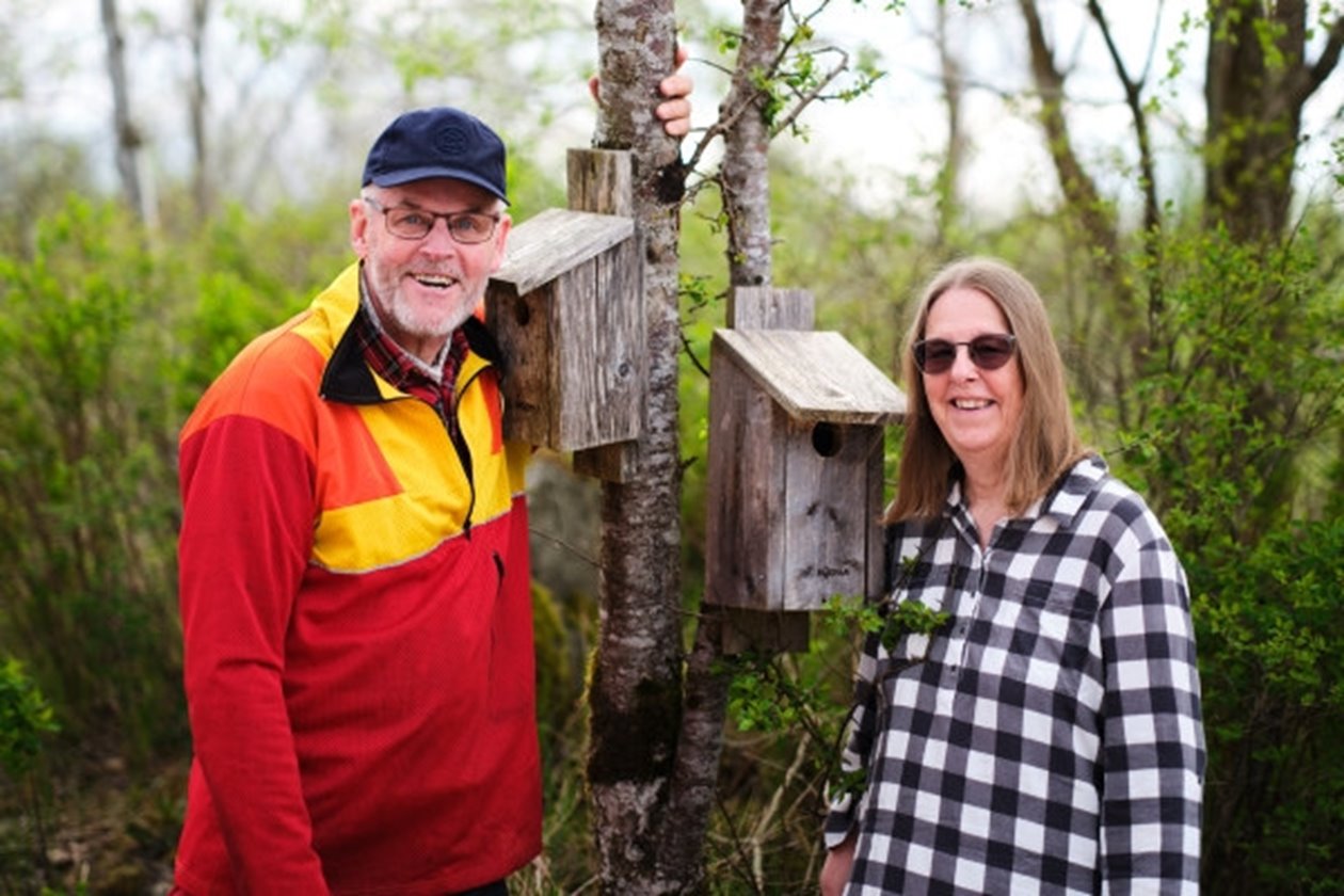 Foto på Mats Helge och Agneta Helge, samt deras fastighet i Sännås Höjden Smålandsstenar
