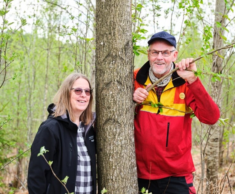 Foto på Mats Helge och Agneta Helge, samt deras fastighet i Sännås Höjden Smålandsstenar