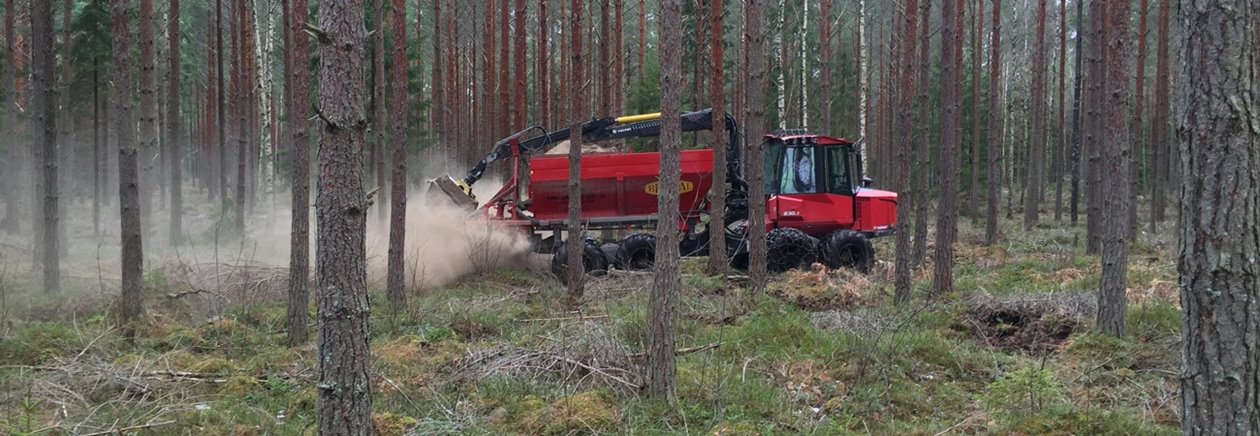 Grimslövs skogstjänst visade upp sin skotarburna spridare.