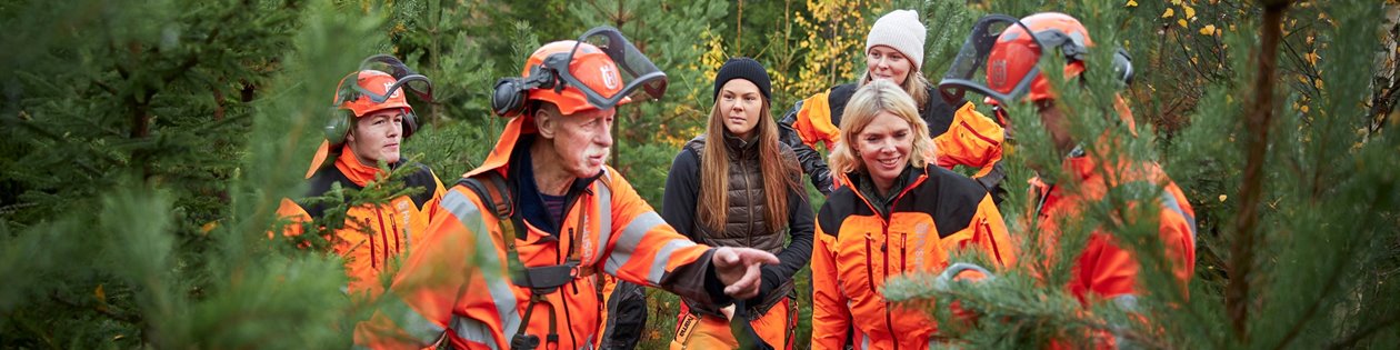 Bild från reportage med Anders Roman, ledamot i Södras styrelse. Södrakontakt nr 4 2019.
Bildtext: Familjedag i Skogen. Till vänster Edvin Jabeskog samt Jan Johansson.
A group of people visiting a forest being led by Anders Roman, a member of Södras board of directors. from Södra Kontakt nr. 4 2019.
Image text: Family day in the forest.
The two people on the left: Edvin Jabeskog and Jan Johansson.