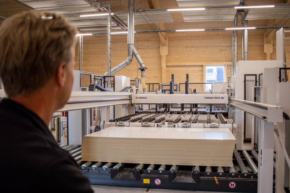 Skogsägaren och medlemmen Torbjörn Engström bygger ut sin fabrik med KL-trä