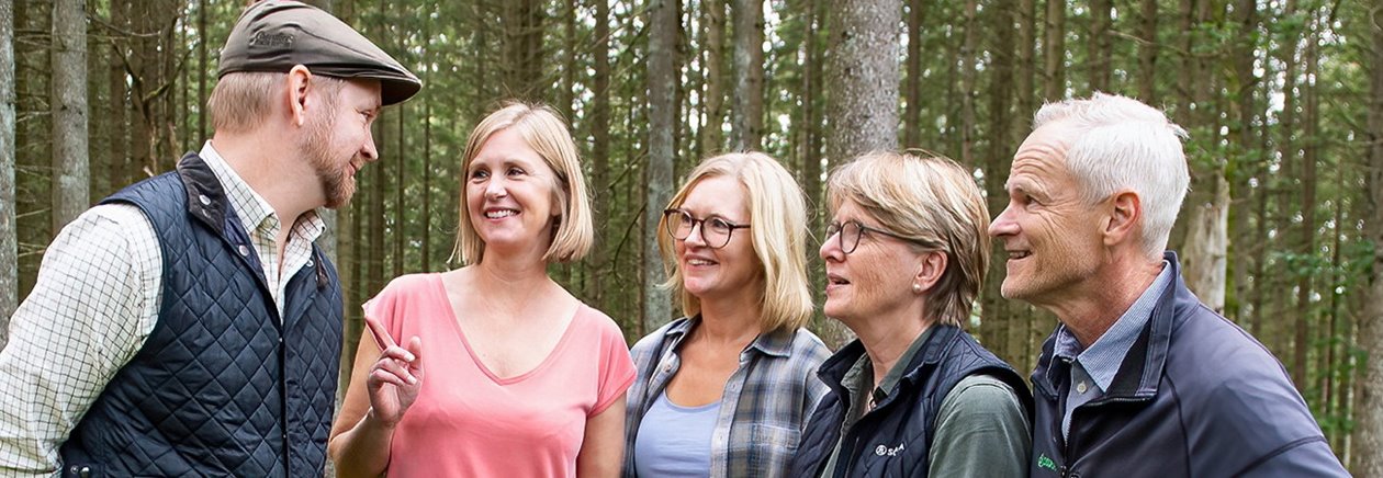 Tryggt med helhetsrådgivning för nya generationen i Råryd.
Syskonen Olof Bachman, Maria Balint och Karin Sagnia har under det senaste året tagit sina första steg som helt nya skogsägare och fått
lära sig mycket om både skogen och ekonomin. De har tagit över fastigheten Råryd av föräldrarna Monica och Karl-Olof Persson och
är nu tolfte generationen som brukar gården.