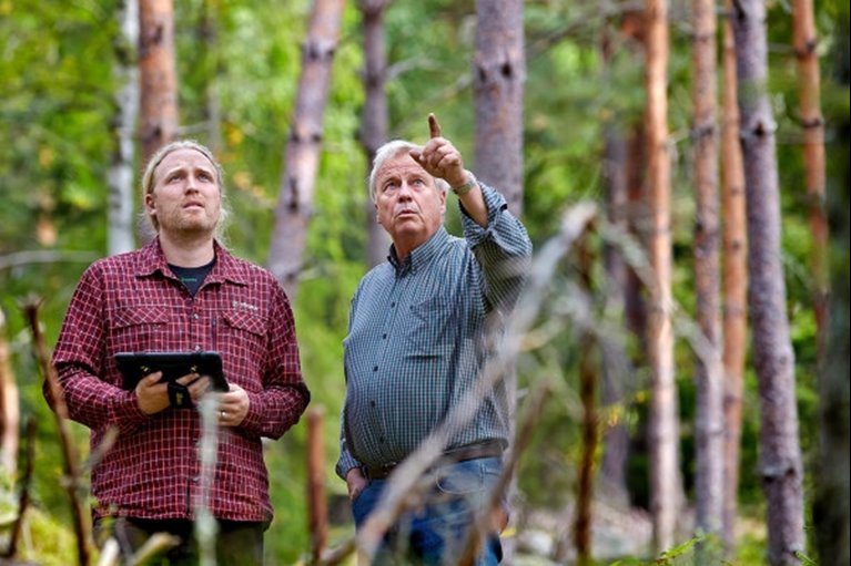 Inspektor Erik Alne och medlemmen Sven Olsson på hans ägor i Söderköping.