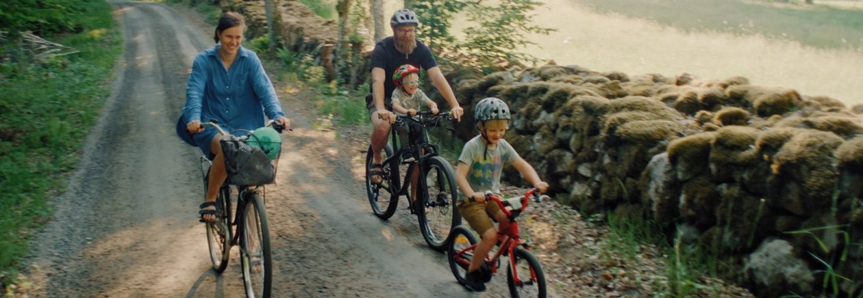 Bilder från filmen om Familjeskogsbruken 
Familjen Stark med Nicole och Tobias, barnen Thure och Gösta