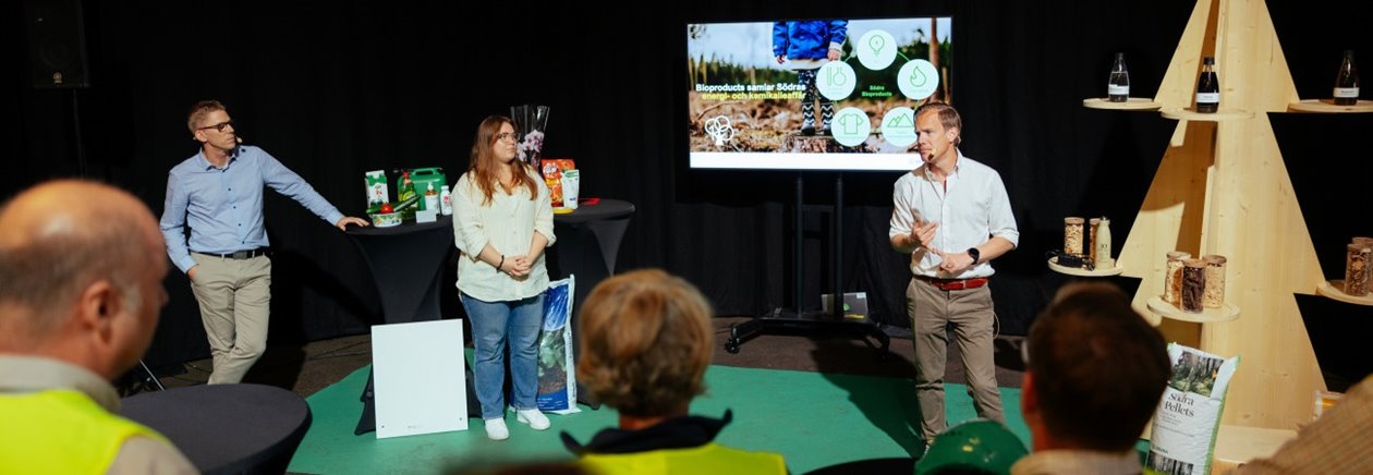 Exkursion i Mönsterås 29 maj 2024 i samband med föreningsstämman. Bioproducts presentation, från vänster Henrik Ingvarsson, Tove Möller och Johannes Bogren