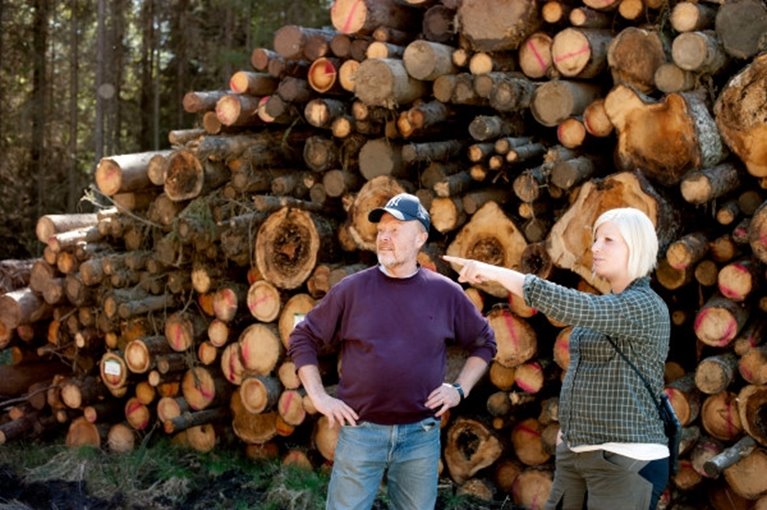 Södras skogsinspektor Karin Bengtsson och Södra-medlemmen Lennart Andersson från Spekeröd