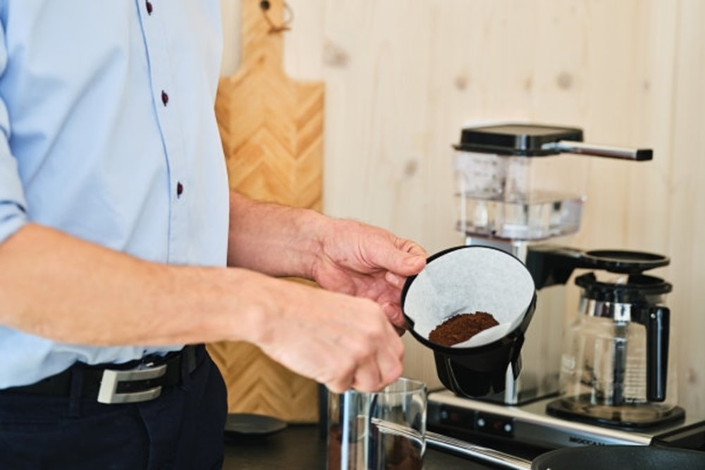 Man brygger kaffe produkt från Södra Cell kaffefilter