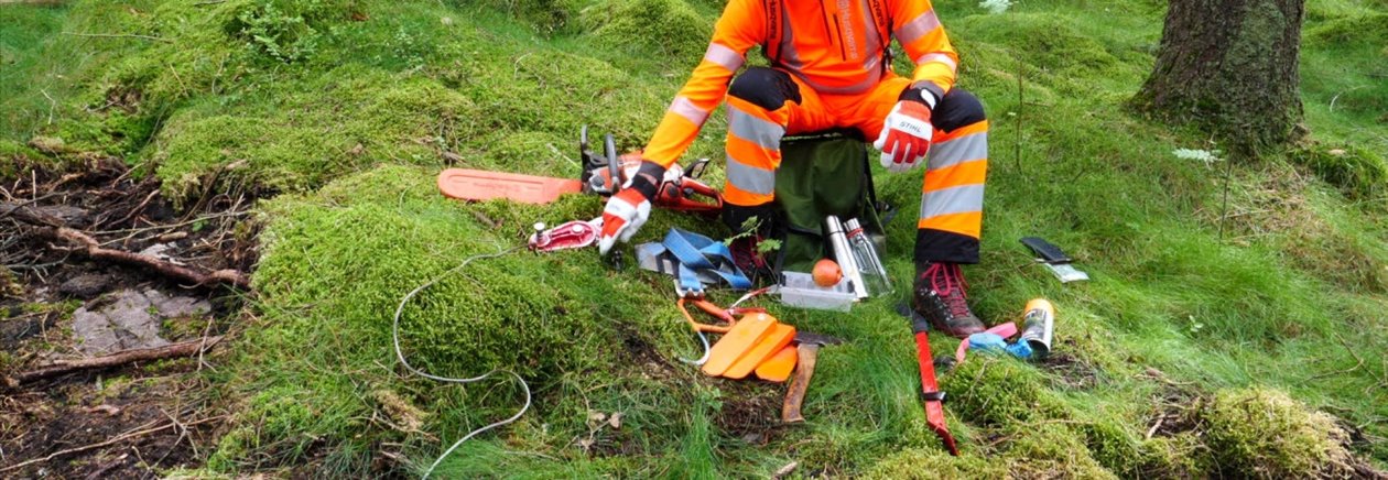 Säkerhet vid avverkning av granbarkborreskadade träd. Utrustning som bör användas för att på ett säkert sätt arbeta motormanuellt i skogen. Säkerhetsinstruktör Säker Skog.