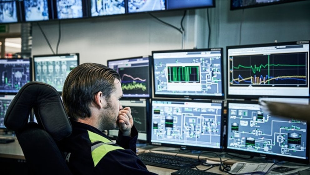 Anställd vid Södra Cell Värö bevakar massaproduktionen i kontrollrummet.

An employee at Södra Cell Värö monitors pulp production in the control room.

Person in image: Markus Karlsson