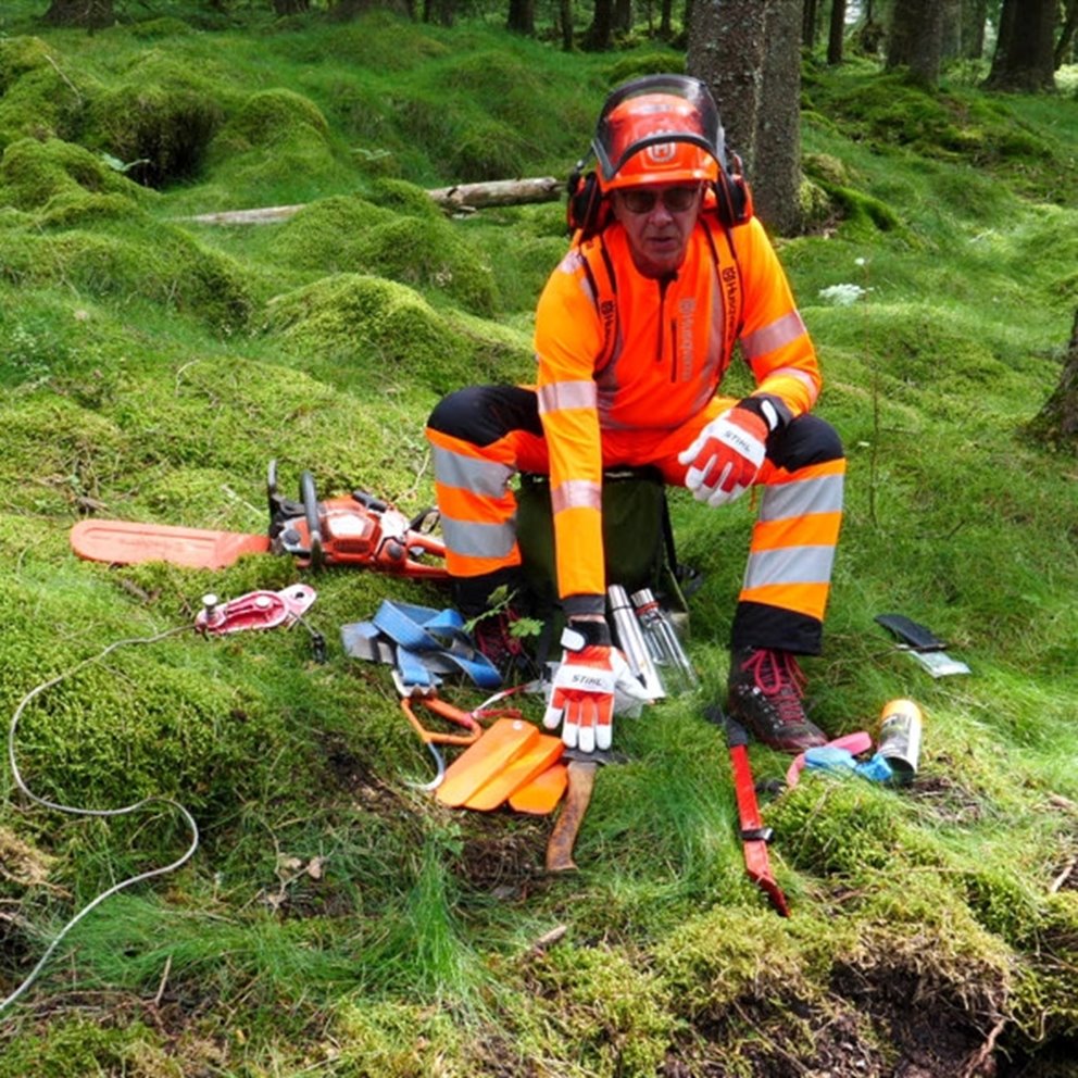 Säkerhet vid avverkning av granbarkborreskadade träd. Utrustning som bör användas för att på ett säkert sätt arbeta motormanuellt i skogen. Säkerhetsinstruktör Säker Skog.