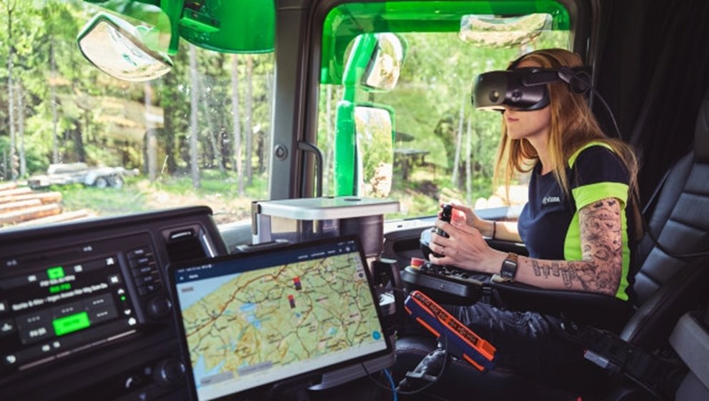 Timmerbil som styrs med VR. Med Filippa Persson.