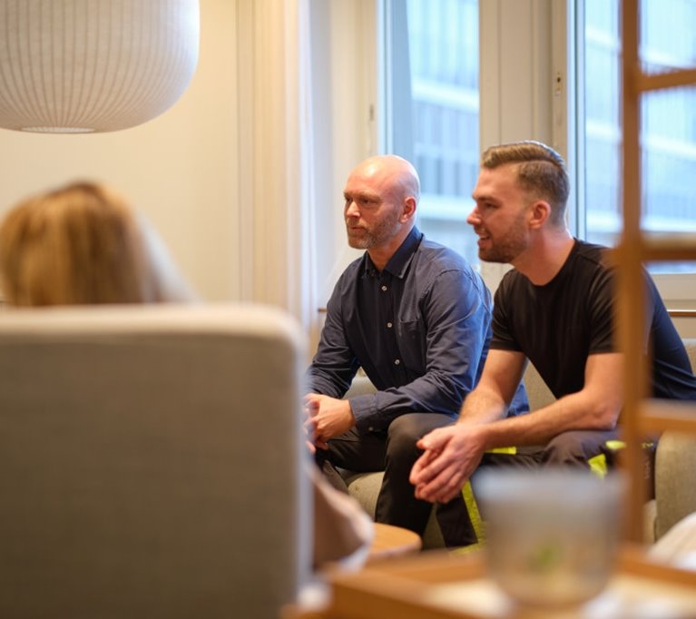 Mattias Strömberg och Linus Roos samtalar på HK i Växjö