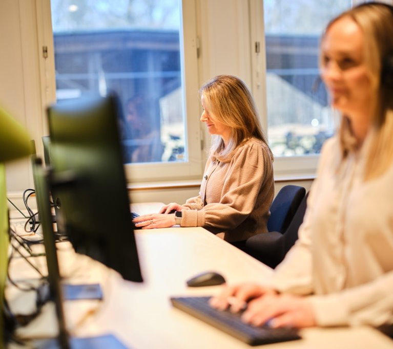 Gemensam arbetsplats på HK i Växjö Daniela Lindqvist och Caroline Bucqouy