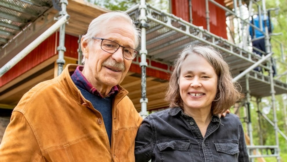 Medlemsreportage hos Rune Ahlander utanför Jönköping. Runes motion till föreningsstämman 2016 blev starten för Södras satsning på KL-trä.
Rune och dottern Susanna Ahlander framför fritidshuset som hon bygger i KL-trä.