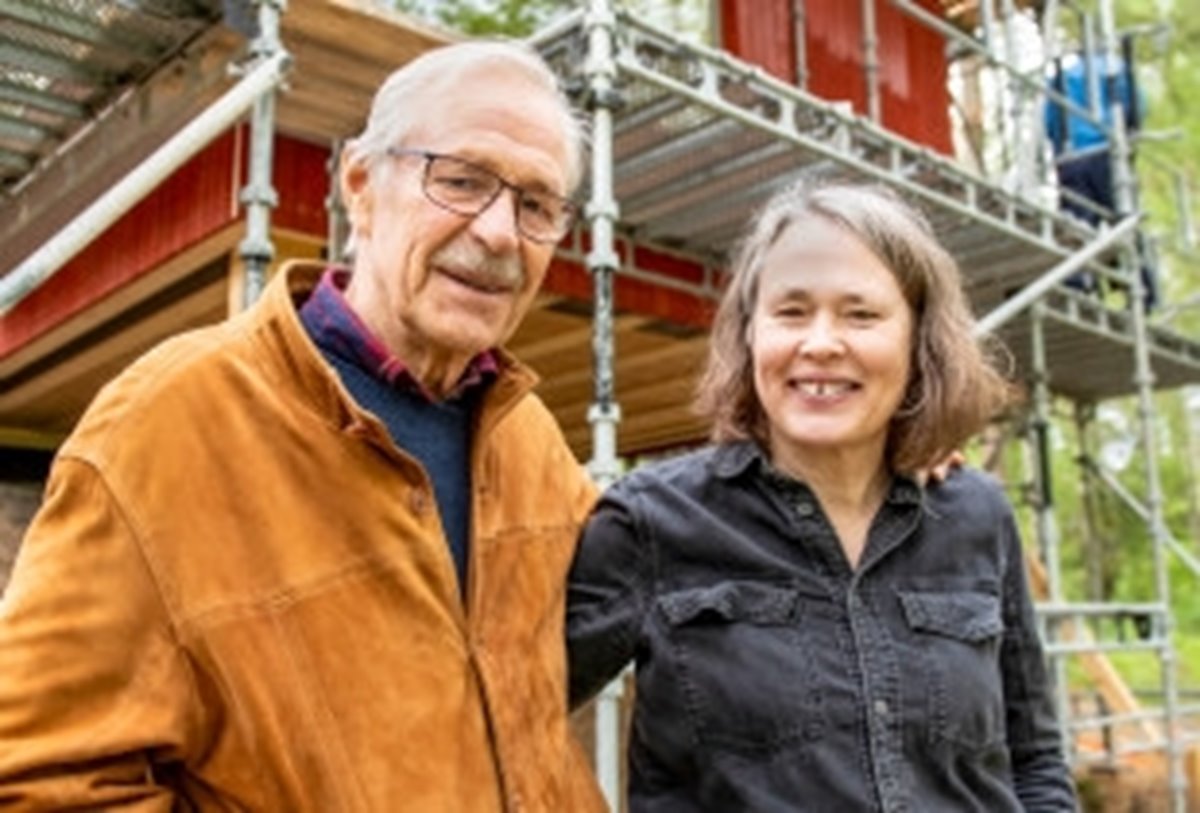 Medlemsreportage hos Rune Ahlander utanför Jönköping. Runes motion till föreningsstämman 2016 blev starten för Södras satsning på KL-trä.
Rune och dottern Susanna Ahlander framför fritidshuset som hon bygger i KL-trä.