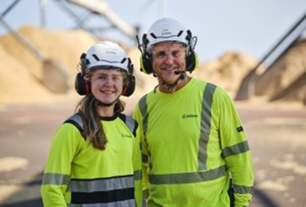 Två medarbetare på Södra som står i Mörrum Bruk. 