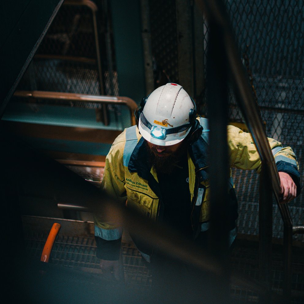 Medarbetare i skyddsutrustning utför underhåll