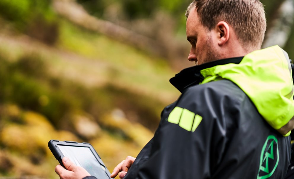 Skogsrådgivare med ipad
