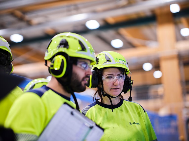 Två kollegor som tittar i samma riktning koncentrerat