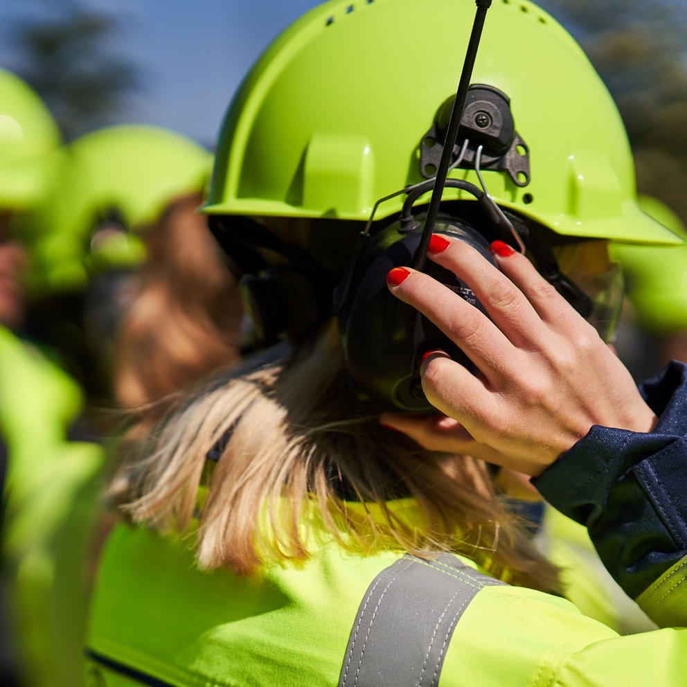 Student justerar sin säkerhets hjälm
